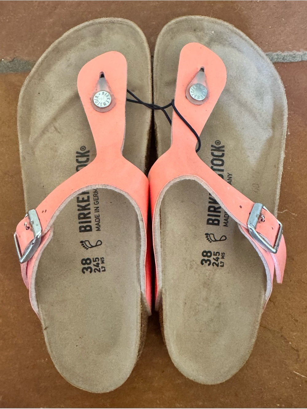Birkenstock Women’s Gizeh Thong Sandals in Coral Pink. Size 8. Patent leather